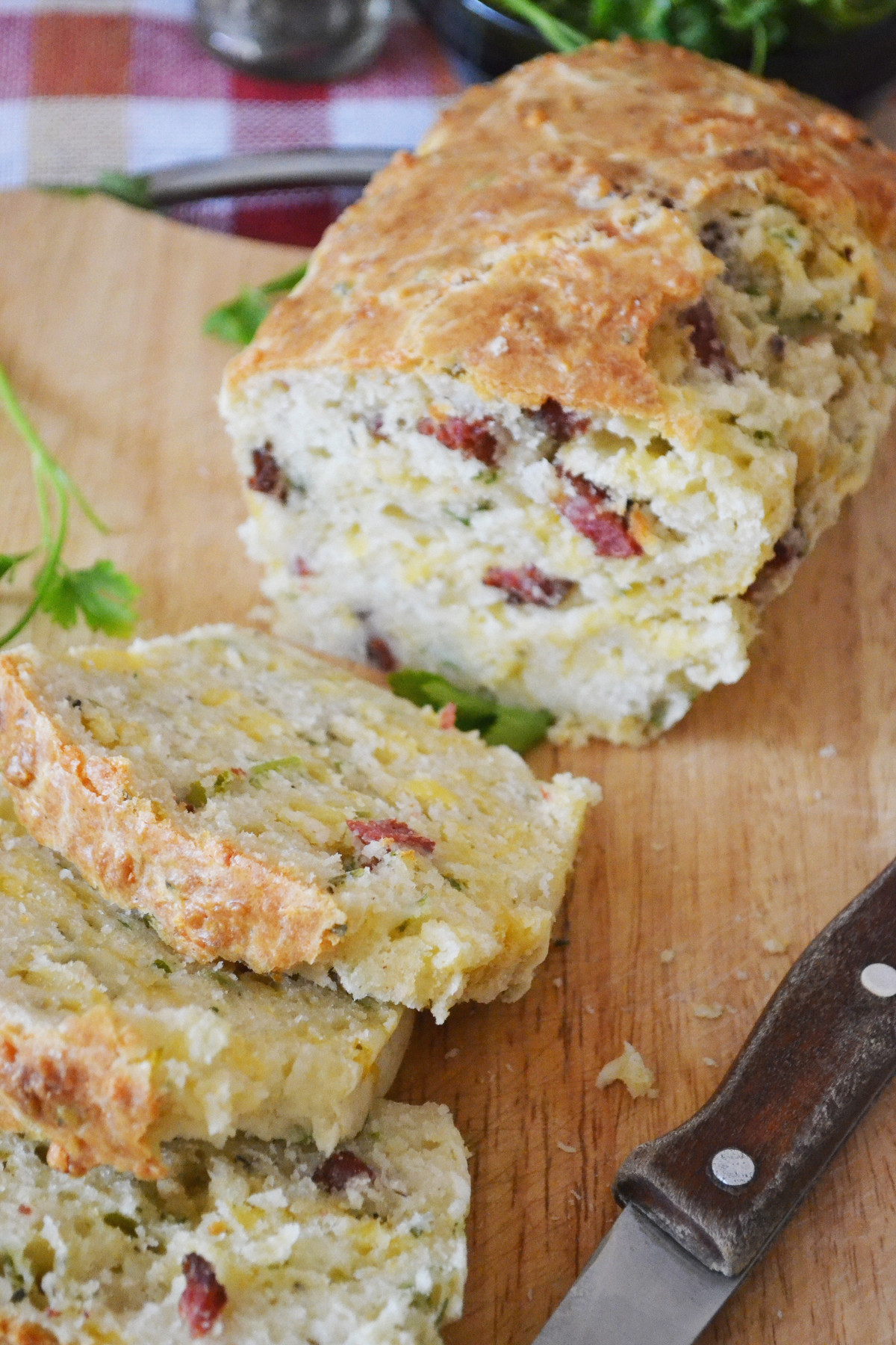 Фото рецепт Хлеб с копченым беконом и сыром чеддер