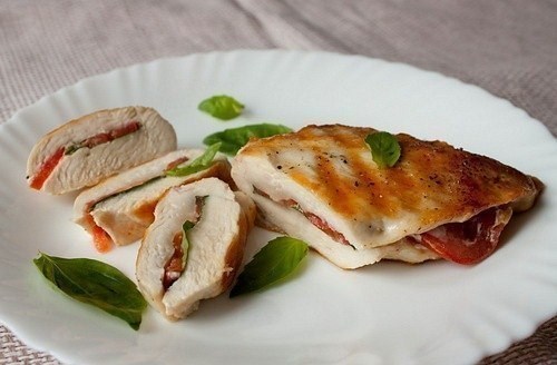 Фото рецепт Куриные грудки с томатами и базиликом