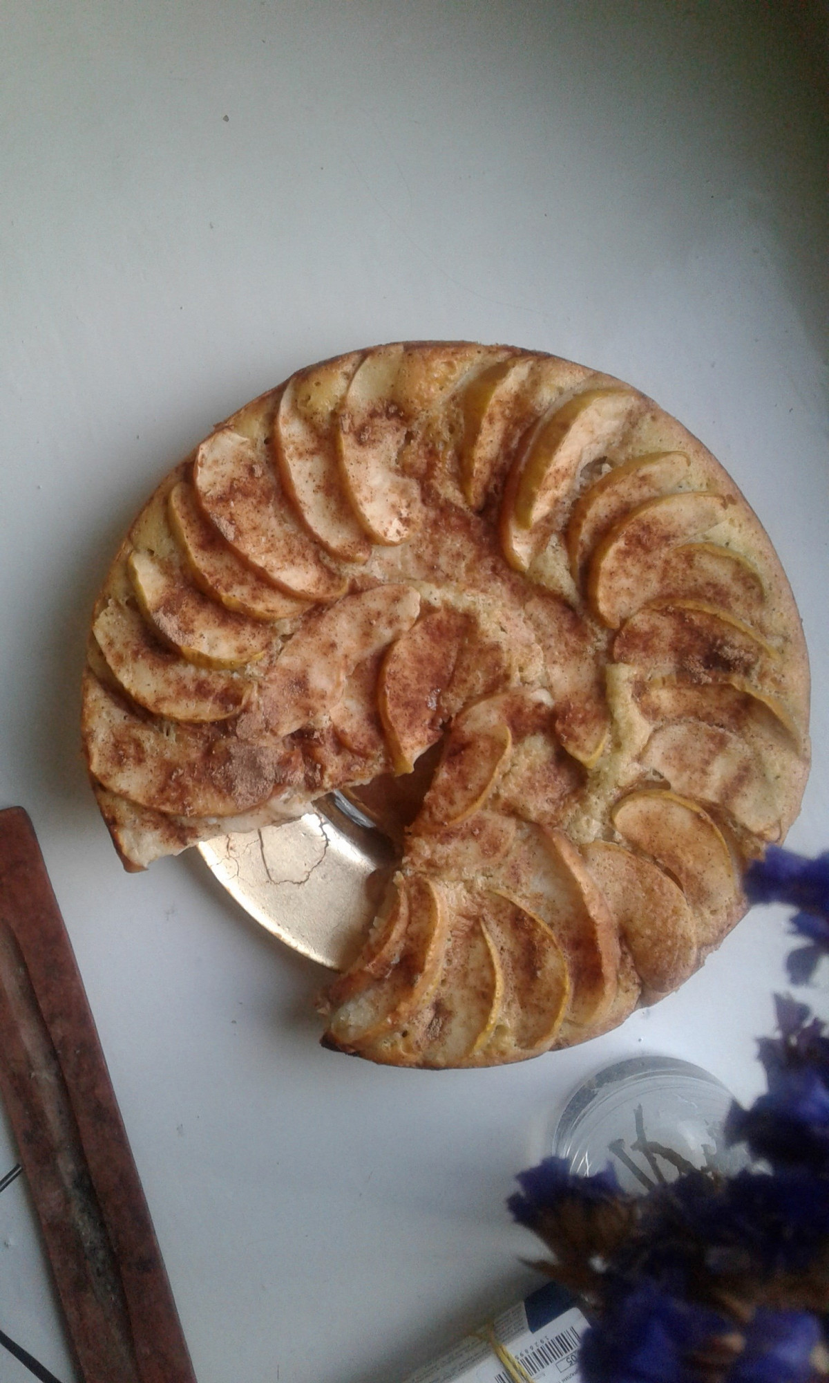 Фото рецепт Шарлотка с корицей и яблоками