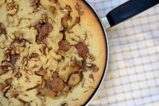 Фото рецепт Банановый пирог с шоколадом и орехами