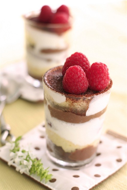 Фото рецепт Лимонно-шоколадное парфе с клубникой