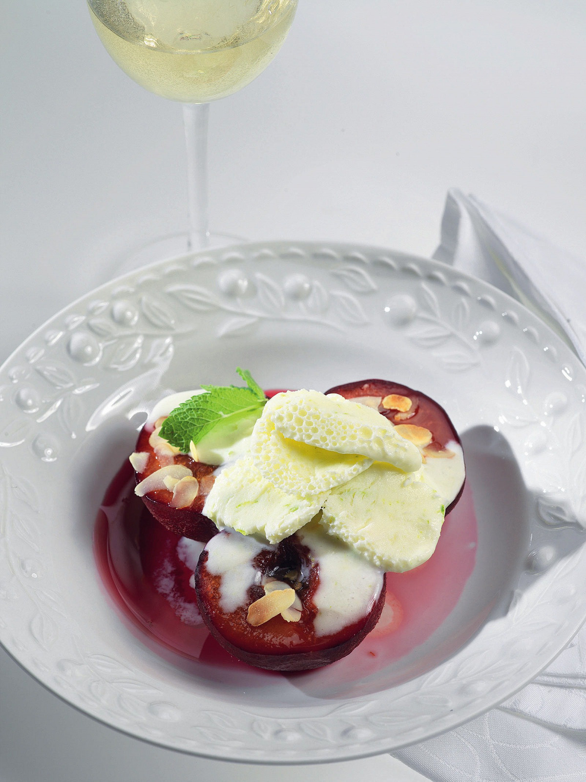 Фото рецепт Глазированные сливы с шербетом из лайма