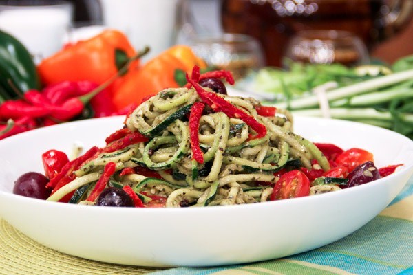 Фото рецепт Спагетти из цукини с соусом песто