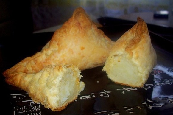 Фото рецепт Слоено-дрожжевые конвертики с картофелем и сыром