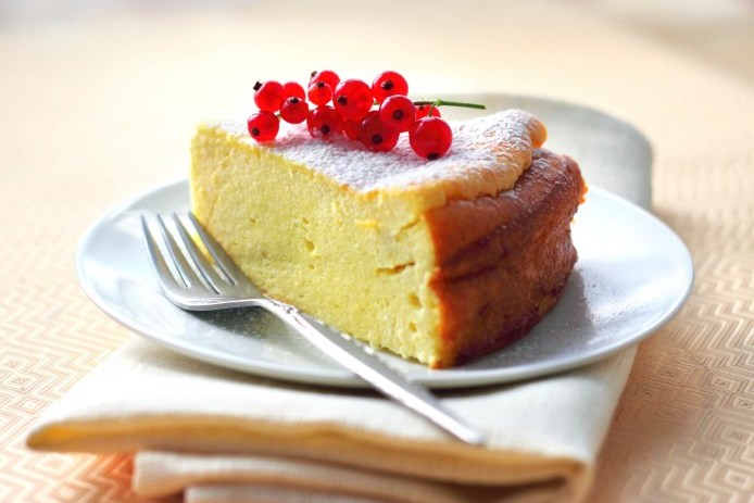 Фото рецепт Творожная запеканка с красной смородиной