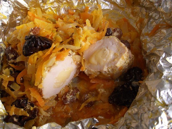 Фото рецепт Куриное филе, запеченное в фольге с морковью и черносливом