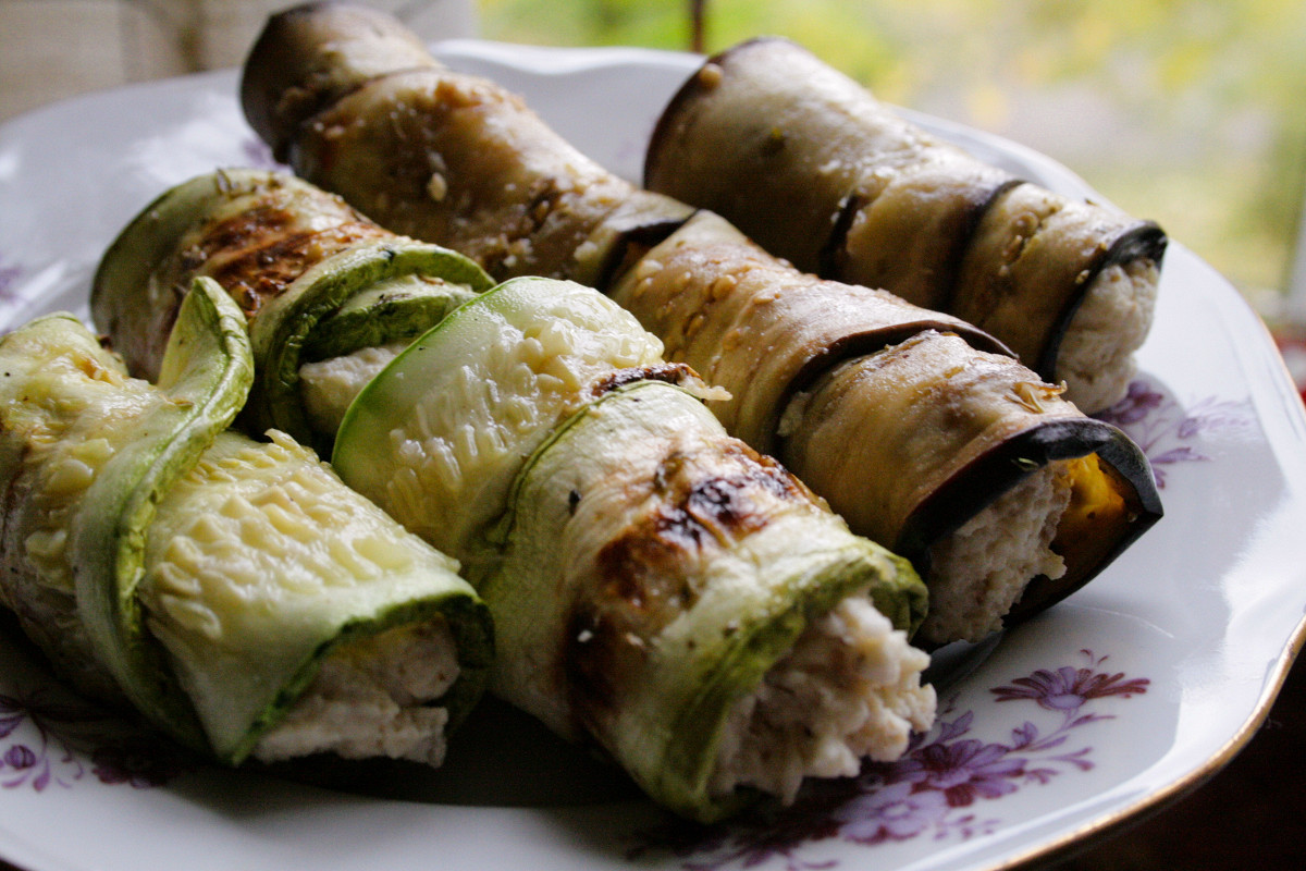 Фото рецепт Нежные рулетики с моцареллой из баклажана и цукини
