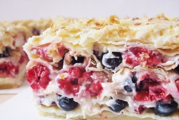 Фото рецепт Пирог из слоеного теста со сметаной и ягодама