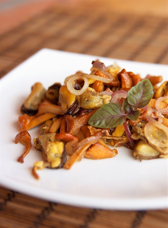 Фото рецепт Грибной салат с грецкими орехами