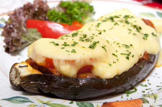 Фото рецепт Запеченные баклажаны с помидорами и сыром