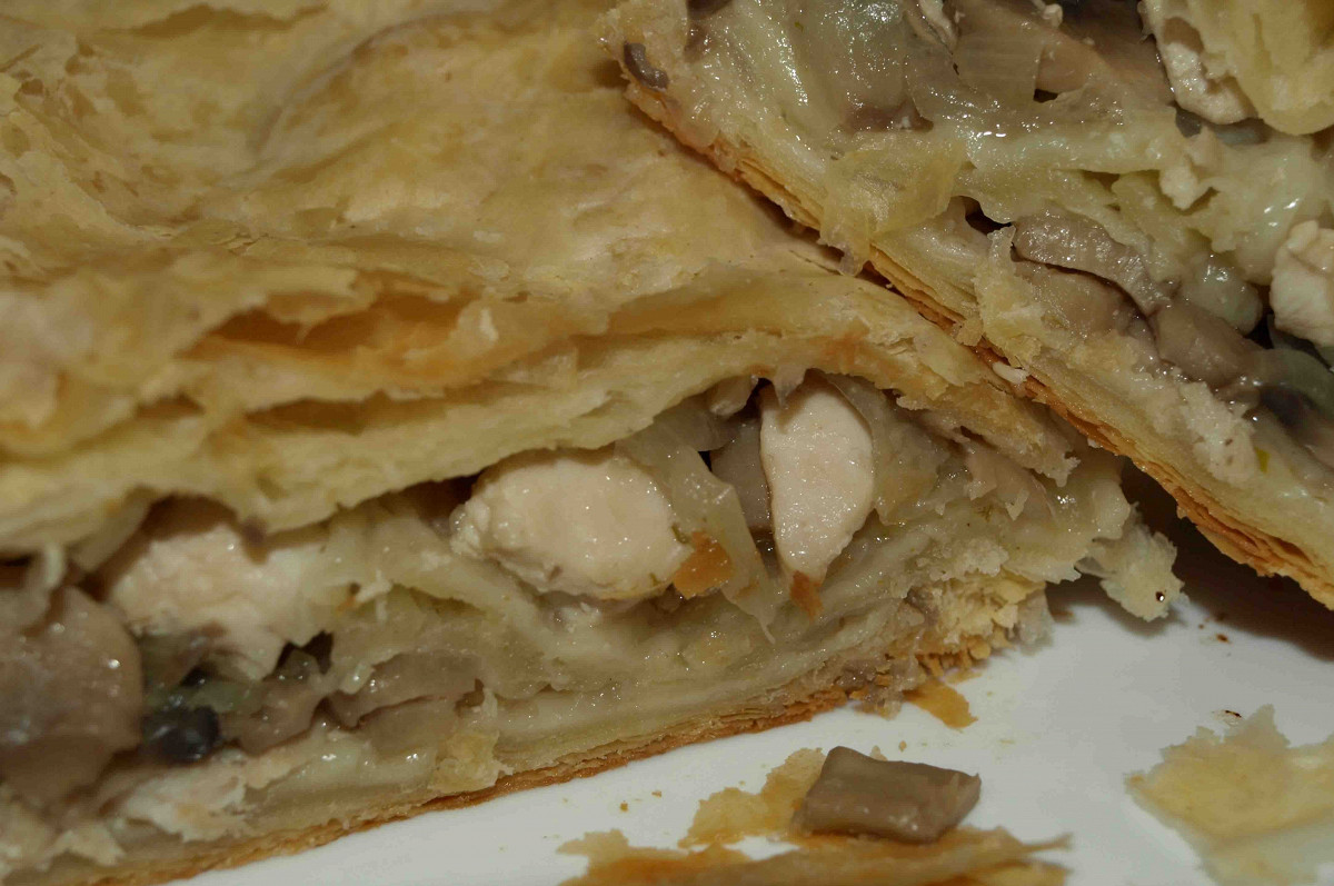 Фото рецепт Слоеный рулет с курицей и грибами