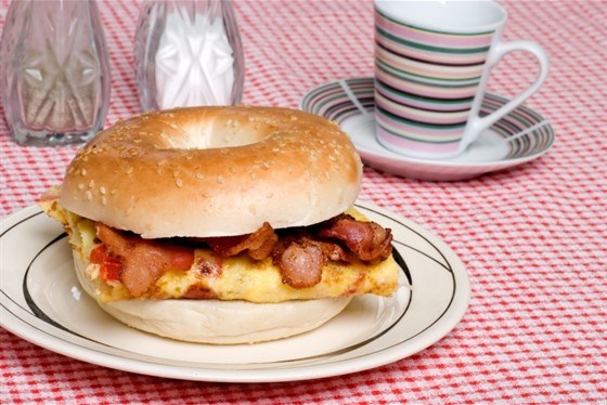 Фото рецепт Булочки с луковым омлетом, беконом и печеным красным перцем