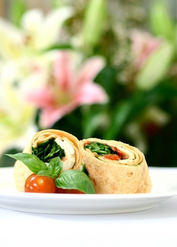 Фото рецепт Рулет из лаваша с рыбой и сыром