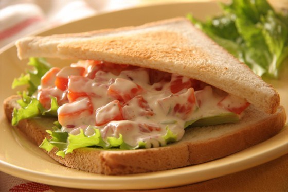 Фото рецепт Тосты с креветками и огуречным соусом