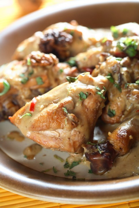 Фото рецепт Курица в лимонно-медовом соусе с кедровыми орешками