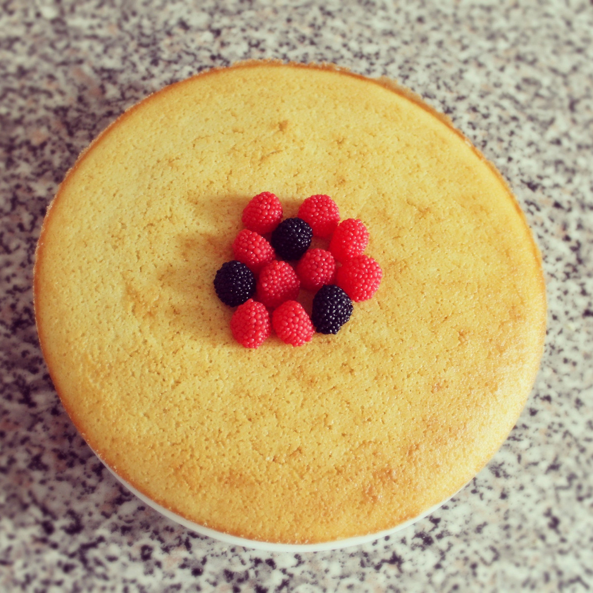 Фото рецепт Манник на кефире с изюмом и ягодами