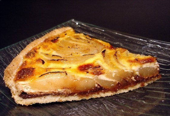 Фото рецепт Тарт с грушей и шоколадом