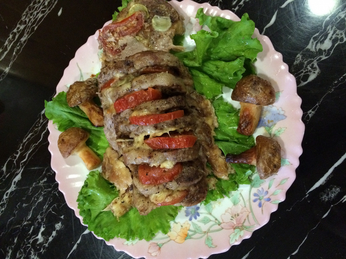 Фото рецепт Свинина, запеченная гармошкой, с картофельными грибочками