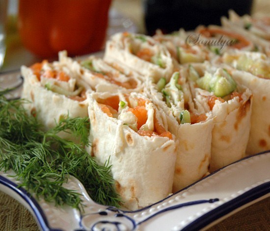 Фото рецепт Рулет из семги и сыра