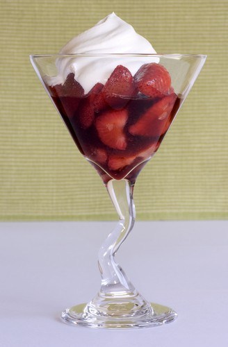 Фото рецепт Клубника в базиликовом сиропе