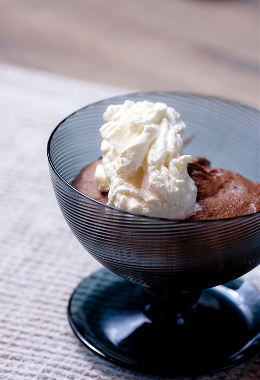 Фото рецепт Теплые шоколадные пудинги со взбитыми сливками