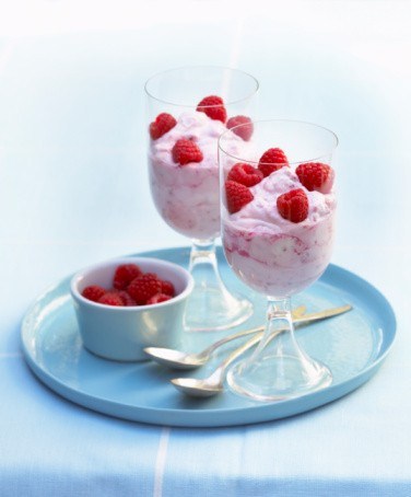 Фото рецепт Английский крем с шоколадом, ликером «Франжелико» и свежей малиной