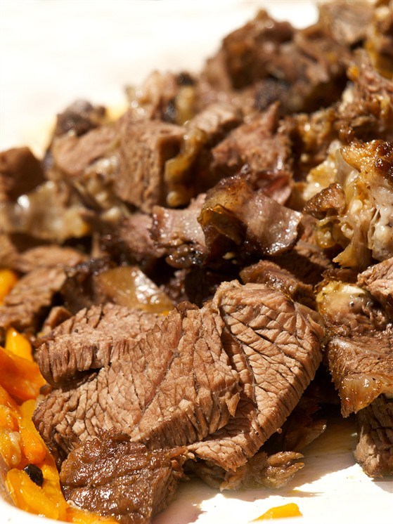 Фото рецепт Говядина, тушенная в горчично-винном соусе
