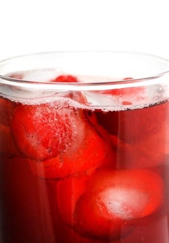 Фото рецепт Ледяные кубики из клубники и лимонного сока для шампанского