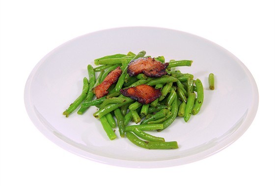 Фото рецепт Зеленая фасоль с теплой заправкой и беконом