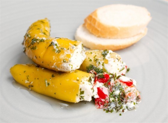 Фото рецепт Перцы халапеньо, фаршированные маскарпоне, в беконе на гриле