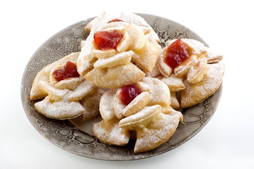 Фото рецепт Фигурное печенье из слоеного теста с клубничным джемом