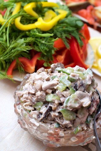 Фото рецепт Салат из курицы с шампиньонами и маринованными огурцами