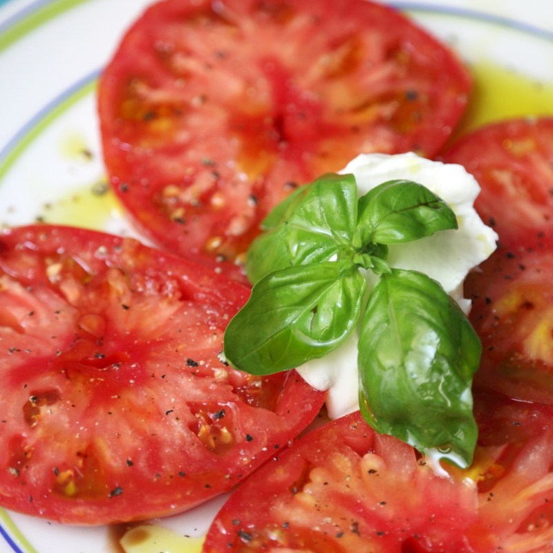 Фото рецепт Козий крем-сыр с помидорами и базиликом