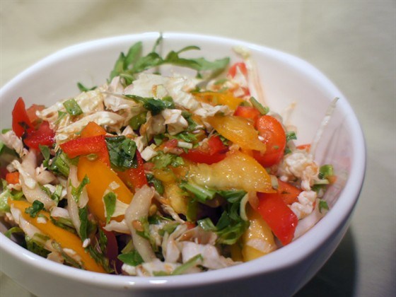 Фото рецепт Салат из помидоров, рукколы и пекинской капусты