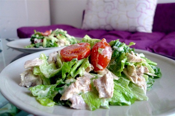 Фото рецепт Салат с курицей и сыром филадельфия