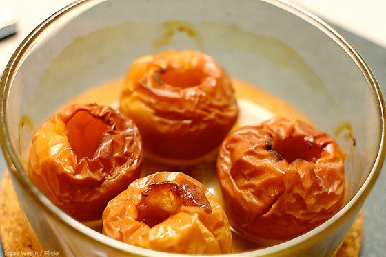 Фото рецепт Печеные яблоки с корицей в белом вине