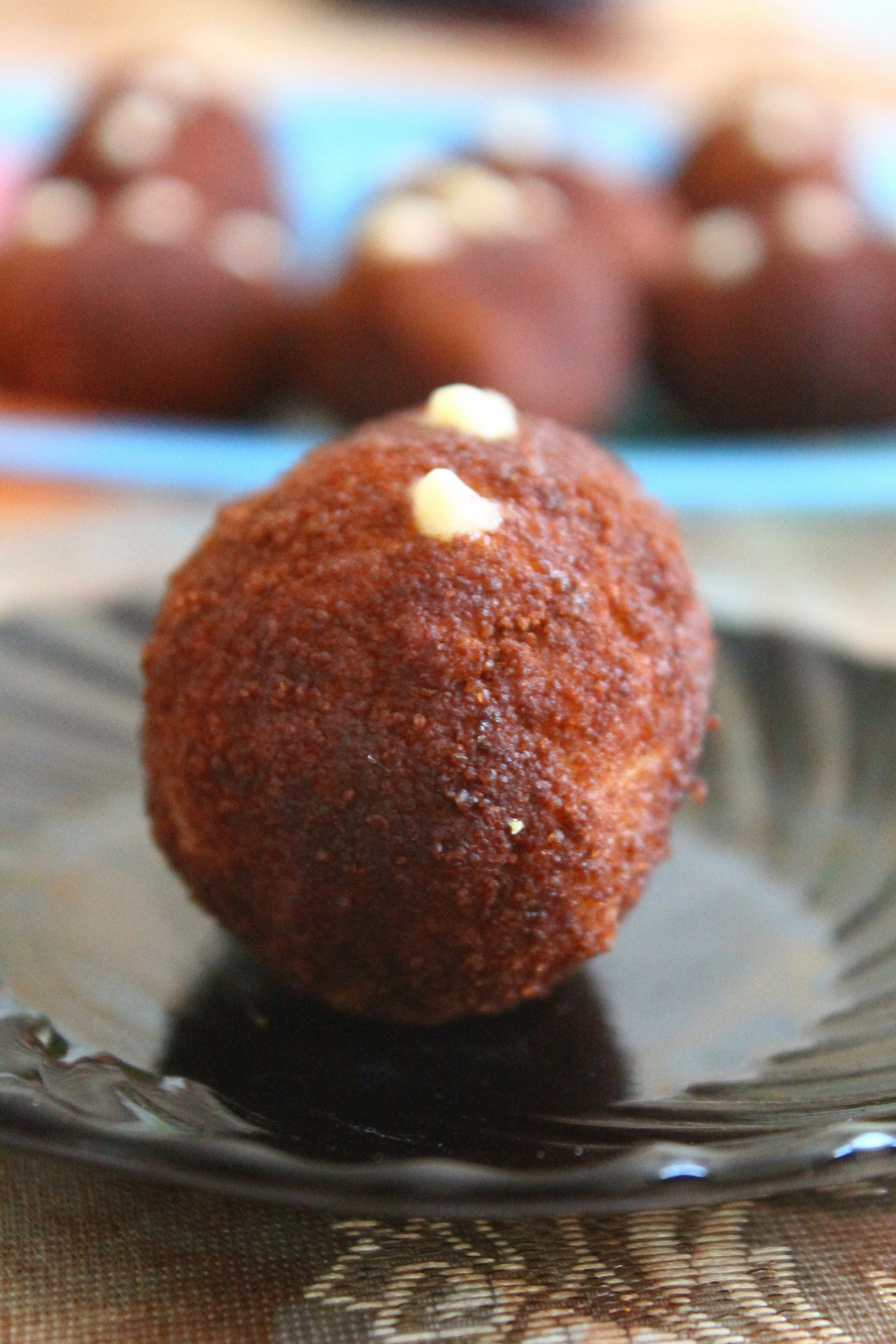 Фото рецепт Пирожное «Картошка» из домашнего бисквита