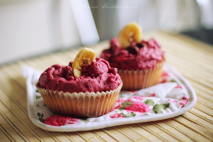 Фото рецепт Капкейки с ягодным кремом