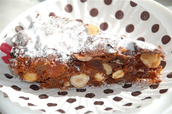 Фото рецепт Шоколадный панфорте (пирог из орехов и сухофруктов)