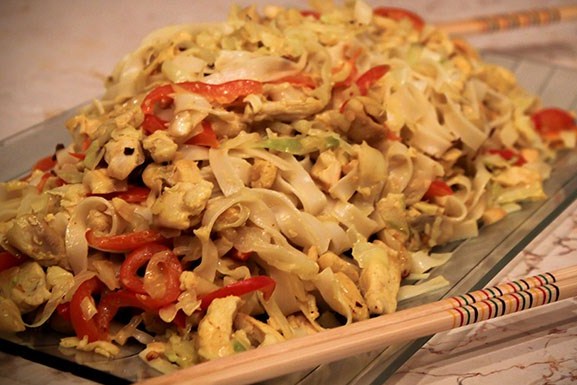 Фото рецепт Лапша с куриной грудкой, овощами и кокосовым молоком по-тайски
