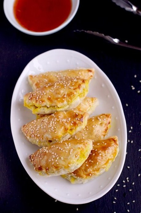 Фото рецепт Слоеные пирожки с курицей карри