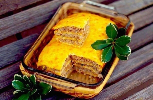 Фото рецепт Слоеный сырный пирог с куриным фаршем