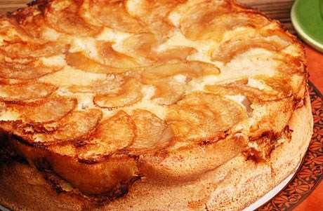 Фото рецепт Шарлотка с тертыми яблоками