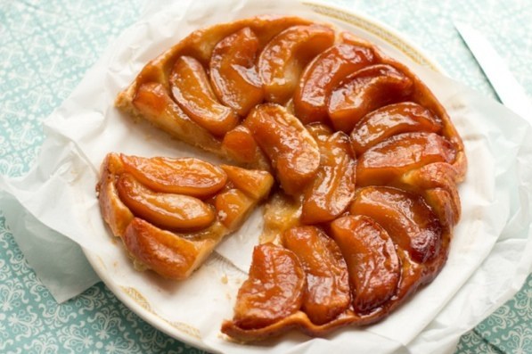 Фото рецепт Яблочный пирог вверх дном с карамелью