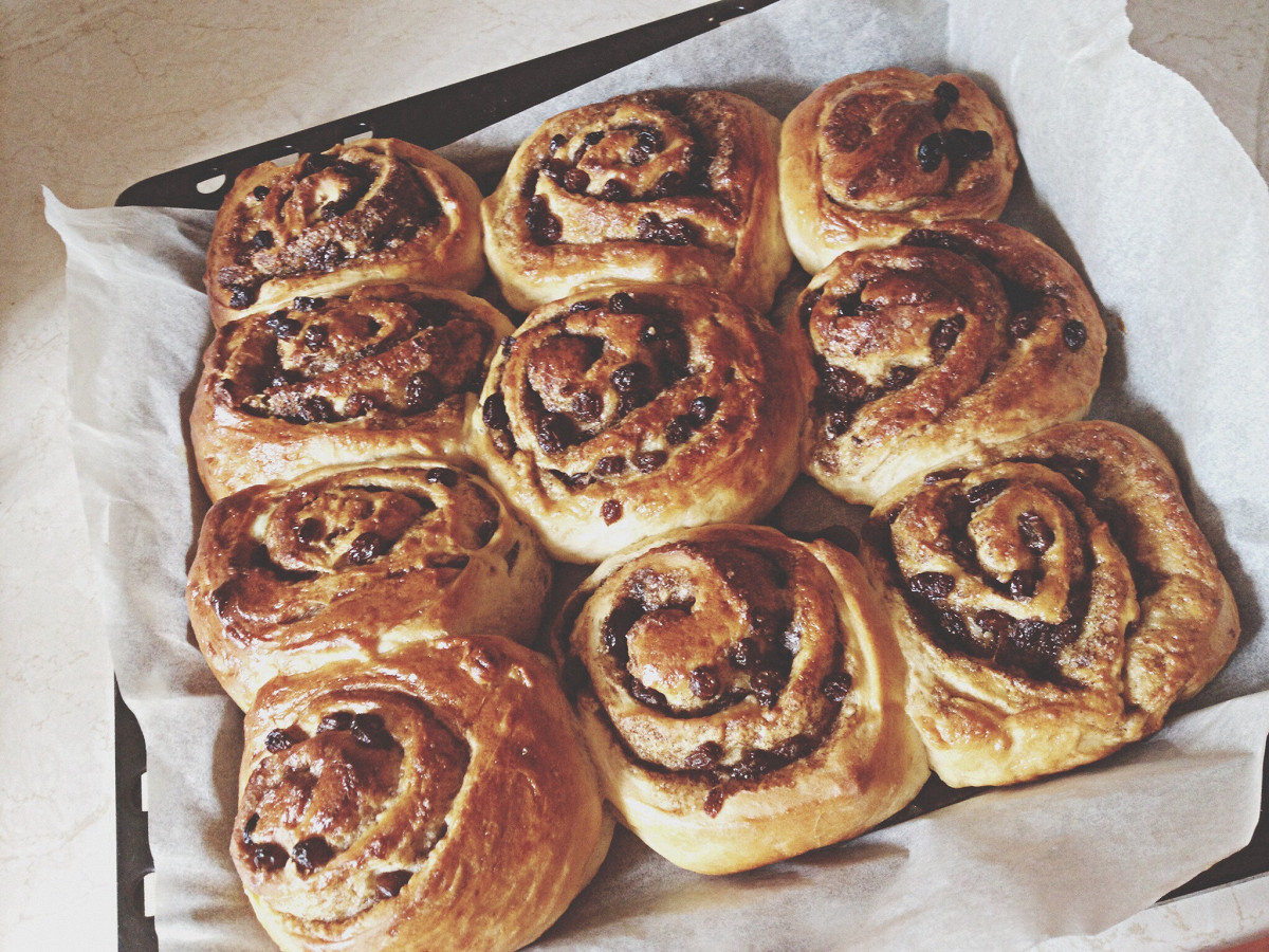 Фото рецепт Булочки «Розы» с сахаром и изюмом