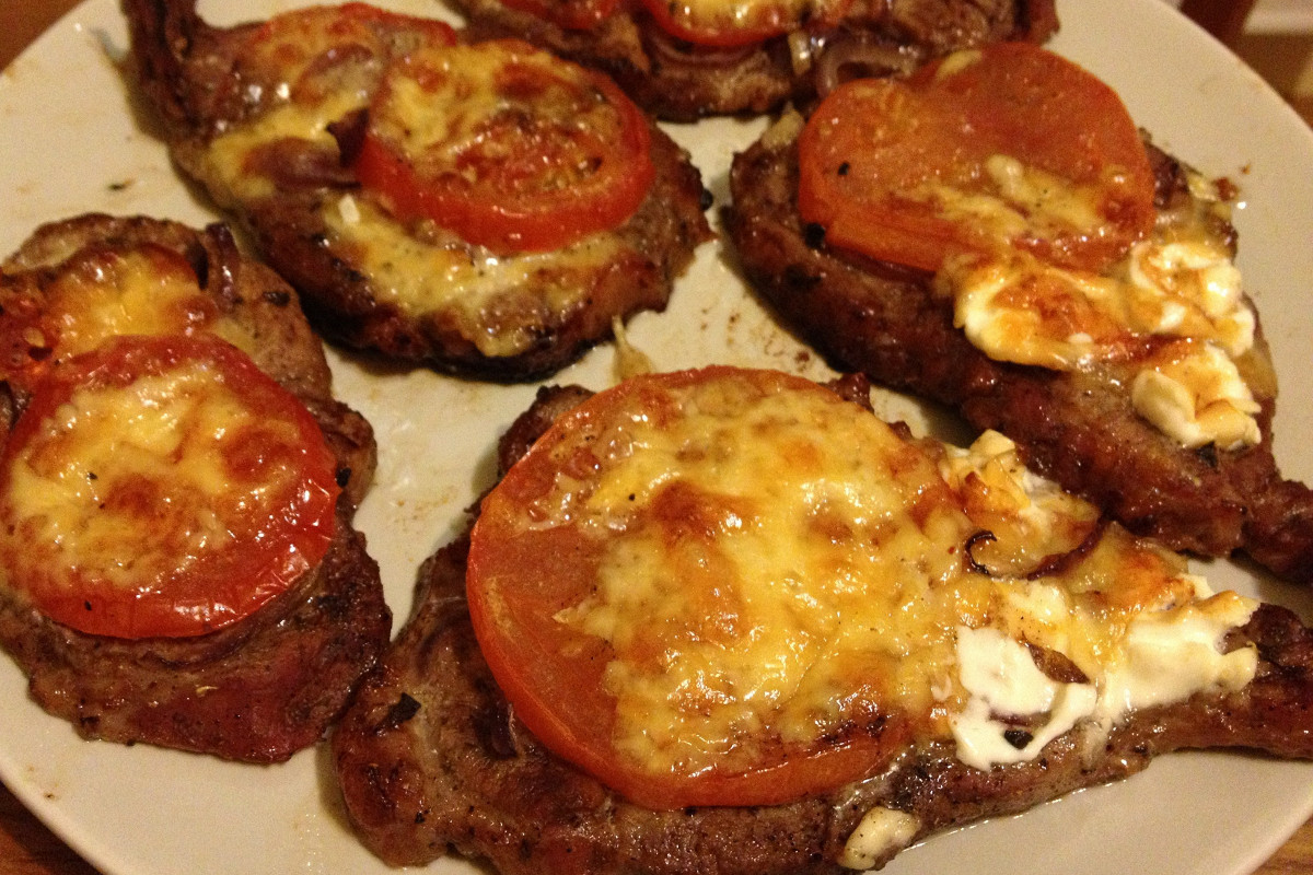 Фото рецепт Мясо по-французски с луком и помидорами