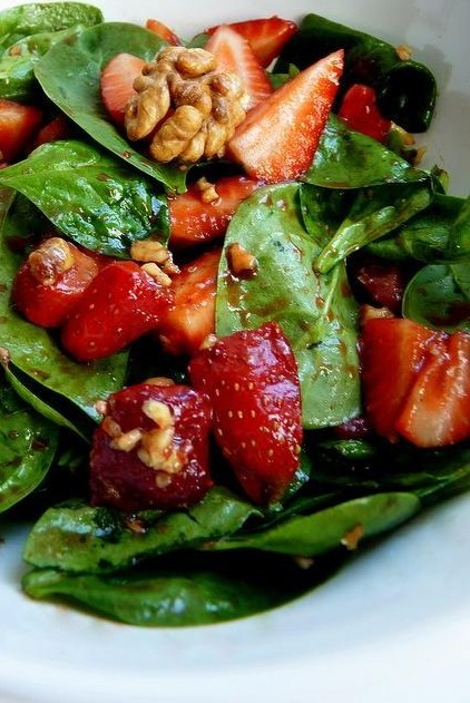 Фото рецепт Салат с клубникой, шпинатом и грецкими орехами