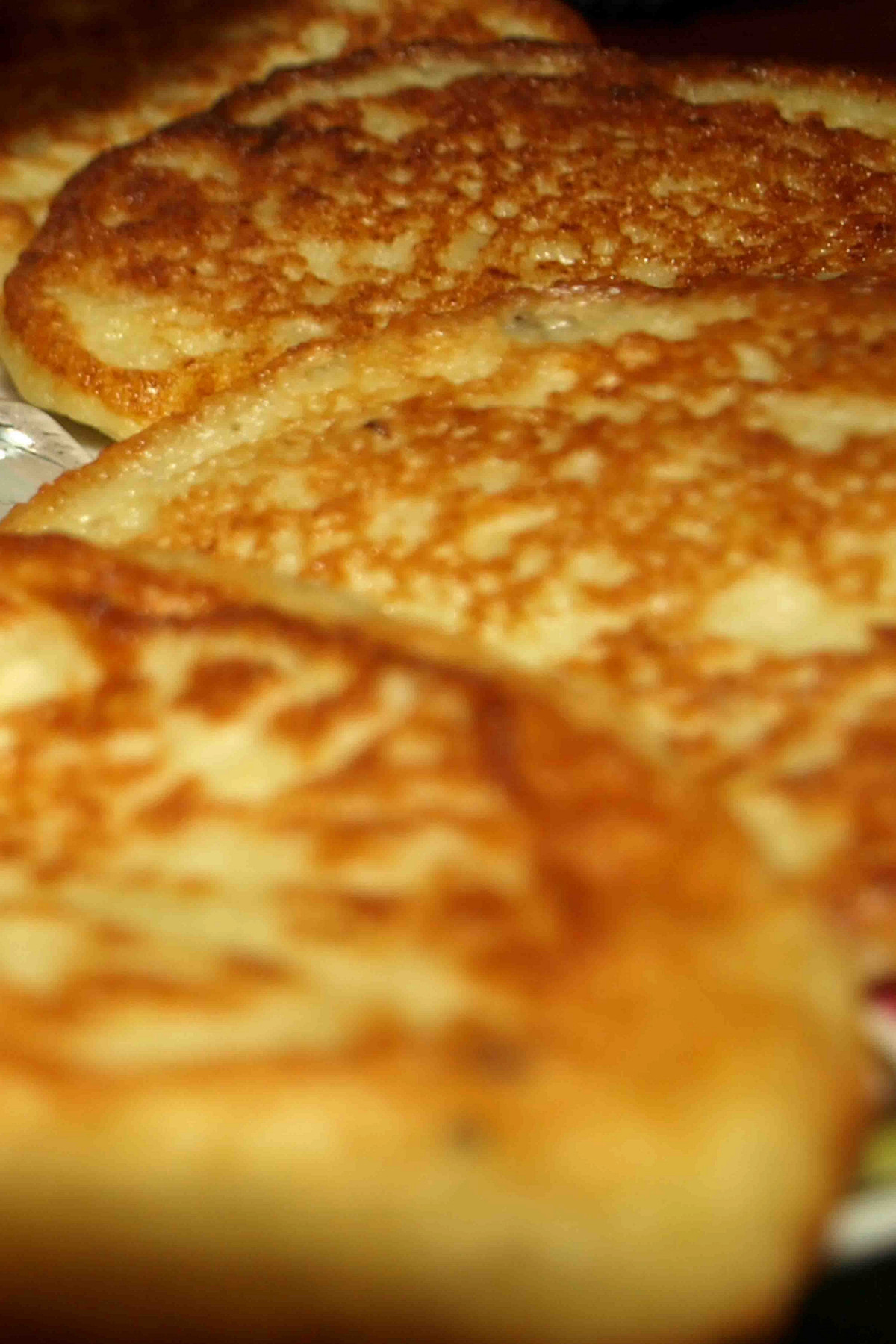 Фото рецепт Картофельные оладьи с луком и сметанным соусом