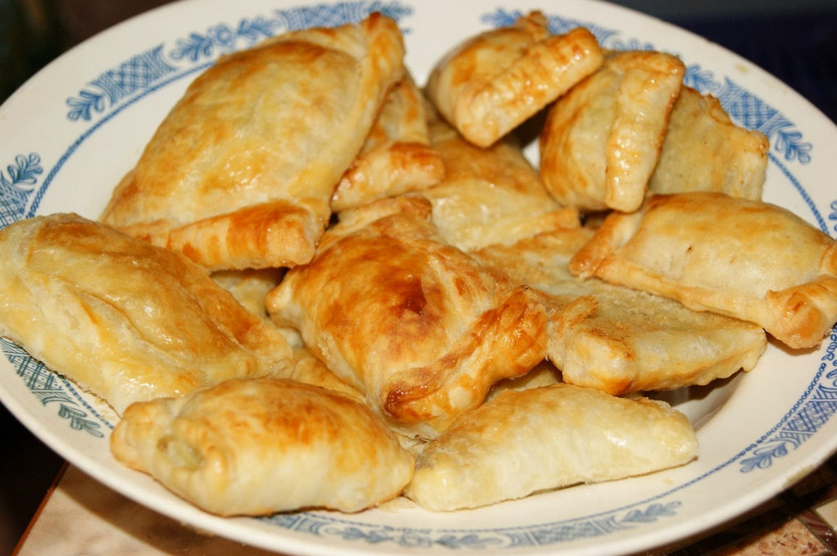 Фото рецепт Слоеные пирожки с жареной капустой и луком