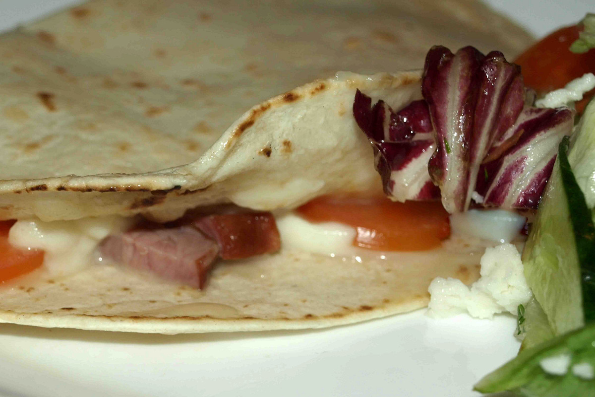 Фото рецепт Итальянская лепешка с помидорами, копченной говядиной и сыром моцарелла